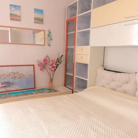 Fiori D'alassio - Ampie Con Terrazza E Parcheggio Bed & Breakfast