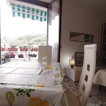 Fiori D'alassio - Ampie Con Terrazza E Parcheggio Bed & Breakfast