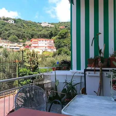 Fiori D'alassio - Ampie Con Terrazza E Parcheggio Bed & Breakfast *